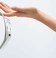 <p>O americano relatou se sentir irritado e agressivo quando está sem o Google Glass e disse aos médicos que, mesmo dormindo, sonha que está vendo o mundo através da pequena tela do aparelho</p>  Foto: Getty Images 