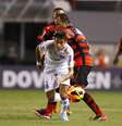 <p>Neymar acertou dois dribles antes de fazer seu belo gol</p>  Foto: Ricardo Saibun / Gazeta Press