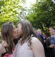 Em Paris, casal troca beijos para comemorar a aprovação da lei que permite o casamento gay na França  Foto: AFP