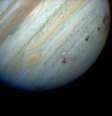 As manchas à direita são resultantes do impacto do cometa Shoemaker-Levy 9 em Júpiter, um dos mais importantes registros do Hubble  Foto: Divulgação