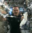 O canadense Chris Hadfield pode ser considerado o astronauta mais popular do mundo no momento  Foto: Reprodução
