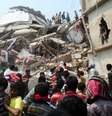 Dezenas de pessoas ainda trabalham nas buscas a sobreviventes do desabamento em Bangladesh  Foto: AFP