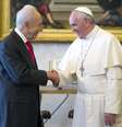 O papa Francisco recebe Shimon Peres no Vaticano  Foto: AP