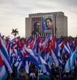 Cubanos participam de ato nas proximidades de prédio coberto com imagens de Chávez e do líder sindical Lazaro Peña  Foto: AP