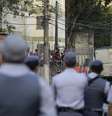 ônibus foi queimado em protesto depois que dois homens foram presos após tentarem assaltar um policial militar na zona oeste de São Paulo  Foto: Gabriela Biló / Futura Press