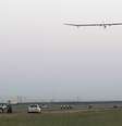 Solar Impulse, partiu pouco depois das 6h (horário local) de Moffett Field, um aeroporto civil e militar perto do extremo sul de San Francisco, e seguiu em velocidade baixa em direção a Phoenix, no vizinho Estado do Arizona. Voo deve durar de 15 a 20 horas  Foto: AP