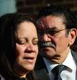 Maria Castro Montes e Julio Castro, prima e tio dos três irmãos acusados do sequestro em Cleveland  Foto: AFP
