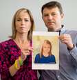 <p>Os pais de Madeleine, Kate e Gerry McCann, mostram foto de como a menina seria aos 9 anos</p>  Foto: AFP