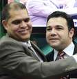 <p>Marcos Pereira (esq.) com o pastor e deputado Marco Feliciano (PSC-SP), que preside a Comissão de Direitos Humanos da Câmara, durante culto na igreja</p>  Foto: Divulgação