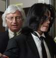 Thomas Mesereau chega a tribunal de Los Angeles ao lado do rei do pop, em julgamento em 2005  Foto: Getty Images 