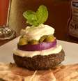 <p>O hambúrguer Capadócia traz hambúrguer de cordeiro no pão sírio, com pepino em conserva, coalhada seca e cebola roxa em rodela</p>  Foto: Divulgação