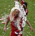 <p>Depois de levantar o troféu, time do Bayern fez festa com cerveja; francês Ribery levou um banho do volante brasileiro Luiz Gustavo</p>  Foto: Reuters