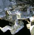 Dois astronautas da estação espacial internacional começaram uma caminhada no espaço neste sábado para consertar um vazamento de amônia em um sistema de refrigeração de um dos painéis solares da estação, que fornecem eletricidade para o posto orbital  Foto: AFP