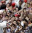<p>Multidão cerca o papa Francisco na Praça São Pedro </p>  Foto: AP