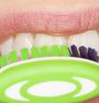 2- Escovar os dentes com muita força A escovação deve ser feita sem o emprego de força. O que importa é a técnica correta e o uso de uma escova de boa qualidade. Segundo o especialista, uma boa técnica é apoiar a escova sobre a superfície dos dentes em um ângulo de 45 graus, com metade das cerdas na superfície dental e a outra metade recobrindo a gengiva. Sem pressionar a cabeça da escova de forma exagerada, os movimentos devem ser vibratórios e circulares, durante aproximadamente cinco segundos em cada uma das superfícies dos dentes.  Foto: Shutterstock