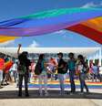 Com a tradicional bandeira do arco-íris, manifestantes pedem saída de Feliciano da Comissão de Direitos Humanos da Câmara  Foto: Antonio Cruz / Agência Brasil