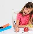 O lanche dos pequenos tem a função de lhes fornecer energia para atividades físicas e para conseguirem ficar atentos nas aulas  Foto: Shutterstock