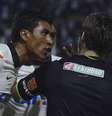 Paulinho reclama da arbitragem, que foi crucial para empate no Pacaembu  Foto: Ricardo Matsukawa / Terra
