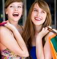 <p>Os especialistas descobriram que 62% das mulheres que se jogam nas compras com uma amiga do sexo feminino gastam mais dinheiro do que as que se aventuram sozinhas</p>  Foto: Getty Images 
