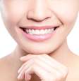 O resultado do clareamento dentário nem sempre fica só por conta do sorriso branco. A sensibilidade pode dar as caras no dia da aplicação.  Foto: Shutterstock