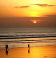 <p>A praia de Kuta é a mais famosa de Bali, onde os turistas aproveitam do sol durante o dia e curtem a vida noturna após o pôr do sol</p>  Foto: e-Guide/Flickr / Divulgação