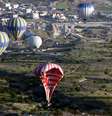 <p>Para dono da empresa de balões Anatolian Balloons, Mahmut Uluer, piloto evitou mais mortes</p>  Foto: AFP