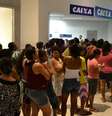 <p>Boato sobre fim do Bolsa Família gerou filas na Caixa Econômica Federal em várias cidades do País na semana passada</p>  Foto: Oziel Aragão/BA Press / Futura Press