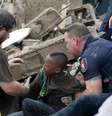 20 de maio - Menino é resgatado dos escombros da escola primária Plaza Towers em Moore, no Estado do Oklahoma  Foto: AP