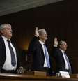 O CFO da Apple, Peter Oppenheimer, o CEO Tim Cook e o chefe de ioperações de impostos Philip Bullock fazem juramento antes de depôr no Senado dos EUA  Foto: Reuters