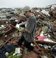 Justin Stehan, morador de Moore, fotografa o que restou de seus casa  Foto: AP