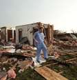 Nathan Ulepich observa os destroços de sua casa em Moore  Foto: AFP