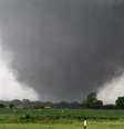 <p>Tornado deixou inúmeros estragos no sul da cidade de Oklahoma</p>  Foto: The Oklahoman/Paul Hellstern / AP