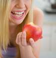 Maçã, cenoura, coco, amêndoas e castanhas, pera, kiwi, melancia, cenoura, acelga e pepino são boa opções para quem come fora e nem sempre pode dar a atenção devida à higiene oral  Foto: Shutterstock