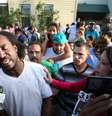 Charles Ramsey é fotografado durante a entrevista que o tornou um herói local   Foto: AP