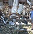 Karyne Urquhart, professora de música em Morre, observa sua sala de aula destruída após o tornado  Foto: AFP