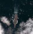 Imagem aérea mostra o porta-aviões chinês Varyag navegando pelo Mar Amarelo; emvarcação é um dos últimos grandes investimentos militares de Pequim  Foto: AFP