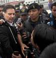 Alfonso Portillo, ex-presidente da Guatemala, fala à imprensa instantes antes de sua extradição aos EUA  Foto: AP