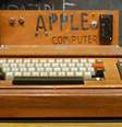 <p>Apple I foi o primeiro computador fabricado pela empresa americana, na garagem da casa de Steve Jobs</p>  Foto: Reproducción 