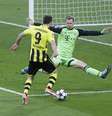 Neuer teve grande atuação no primeiro tempo, evitando gol de Lewandowski  Foto: AP