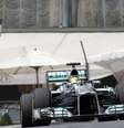 <p>Alemão da Mercedes superou no fim seu companheiro de equipe, Lewis Hamilton, que é segundo</p>  Foto: Reuters