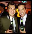 <p>Taylor Hanson and Ed Helms brindaram com a cerveja</p>  Foto: Reprodução/Instagram