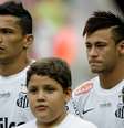 Neymar se emociona durante a execução do Hino Nacional antes de Santos x Flamengo  Foto: EFE