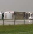 <p>Com ventos de mais de 120 quilômetros por hora, o tornado virou veículos e causou danos ao longo de uma rodovia e deixando mortos e feridos</p>  Foto: Reuters