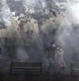 <p>Manifestantes fogem do gás lacrimogênio lançado pela polícia em Istambul</p>  Foto: AFP