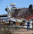 Moradores conferem prejuízos após passagem de tornado em campo de tecnologia em El Reno, nos EUA  Foto: AFP