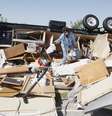 Mikie Hooper recolhe o que restou de casa destruída por um tornado em El Reno, Oklahoma, EUA, neste sábado  Foto: Reuters