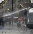 Grande parte das vias centrais de Istambul foi bloqueada pela polícia, enquanto várias linhas de transporte público foram fechadas  Foto: AP