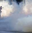 <p>Manifestante joga uma lata de gás lacrimogênio de volta para a polícia durante manifestação na Turquia</p>  Foto: Reuters