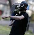 <p>Homem se prepara para atirar uma pedra na polícia de choque</p>  Foto: Reuters