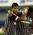 <p>Zagueiros festejam gols decisivos de Digão para o Fluminense</p>  Foto: Photocamera / Divulgação